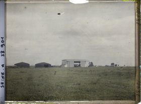 Image représentant Vue du hangar métallique situé le long de la route reliant Orly à la Route Nationale no 7