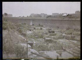 Image représentant Les jardins ouvriers dans les fossés des fortifications, entre les portes de Clichy et de Saint-Ouen (?)