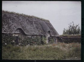 Image représentant Une ferme vue des jardins