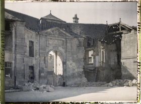 Image représentant France, Verdun, L'entrée du Cloître près de la Cathédrale