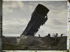 Image représentant Locomotive accidentée (lors de la guerre ?)