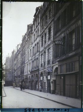 Image représentant Un côté de la place Dauphine