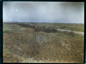 Image représentant France, Méricourt, Trou de marmite, fil de fer renversé sur le bord de la route