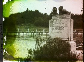 Image représentant France, Soupir, Le Cimetière Italien  Le mt aux morts