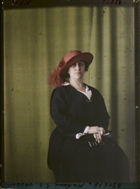 Image représentant https://musee-albert-kahn.s-museum.fr/home/NWQ2OTAwYzNmYjZlZTk1ZWQwODJmMjY4L2dlbmVyaWMtbm90aWNlLXRhYi9hdXRob3JpdHkvNjE3YTc5ZjVjZjhiODk2OGIzMzM3ZDIx/5d6900c3fb6ee95ed082f268/generic-notice-tab/authority/617a79ebcf8b8968b3336ddf Madame S.S. Green