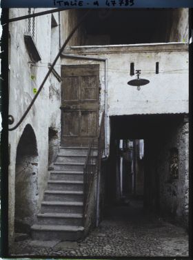 Image représentant Un passage couvert dans une ruelle sur l'île des Pêcheurs (isola dei Pescatori)