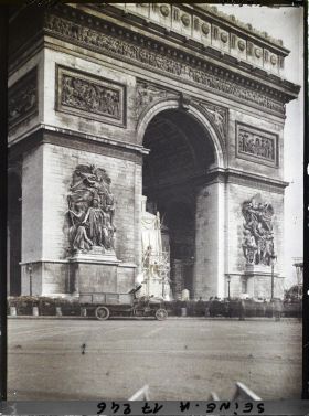 Image représentant Le Cénotaphe dédié aux morts pour la patrie sous l'Arc de Triomphe pour les fêtes de la Victoire des 13 et 14 juillet