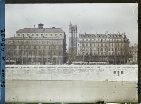 Image représentant Le théâtre Sarah Bernhardt et la tour Saint-Jacques depuis le quai de la Corse