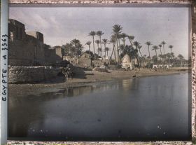 Image représentant Scène de vie quotidienne au bord du Nil dans le village