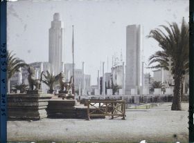 Image représentant L'Exposition Coloniale Internationale de 1931, le palais des groupes industriels de la section métropolitaine et la fontaine de la porte d'honneur, à l'entrée de l'exposition