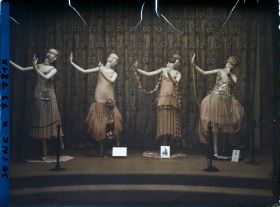 Image représentant L'Exposition des arts décoratifs, Costumes de scène, classe 24, théâtre, dans le Grand Palais