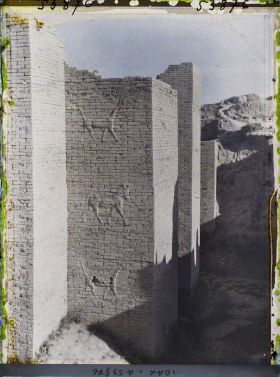 Image représentant La porte d'Ishtar décorée de bas-reliefs zoomorphes (VIe siècle avant J.-C.)