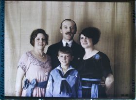 Image représentant https://musee-albert-kahn.s-museum.fr/home/NWQ2OTAwYzNmYjZlZTk1ZWQwODJmMjY4L2dlbmVyaWMtbm90aWNlLXRhYi9hdXRob3JpdHkvNjE3YTc5ZjVjZjhiODk2OGIzMzM3ZDIx/5d6900c3fb6ee95ed082f268/generic-notice-tab/authority/617a79ebcf8b8968b3336be2 Monsieur Dromel,  https://musee-albert-kahn.s-museum.fr/home/NWQ2OTAwYzNmYjZlZTk1ZWQwODJmMjY4L2dlbmVyaWMtbm90aWNlLXRhYi9hdXRob3JpdHkvNjE3YTc5ZjVjZjhiODk2OGIzMzM3ZDIx/5d6900c3fb6ee95ed082f268/generic-notice-tab/authority/617a79ebcf8b8968b3336fbb Louise Jaquet,  https://musee-albert-kahn.s-museum.fr/home/NWQ2OTAwYzNmYjZlZTk1ZWQwODJmMjY4L2dlbmVyaWMtbm90aWNlLXRhYi9hdXRob3JpdHkvNjE3YTc5ZjVjZjhiODk2OGIzMzM3ZDIx/5d6900c3fb6ee95ed082f268/generic-notice-tab/authority/617a79ebcf8b8968b333770d Madame Rubscan et son fils Jean