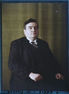 Image représentant https://musee-albert-kahn.s-museum.fr/home/NWQ2OTAwYzNmYjZlZTk1ZWQwODJmMjY4L2dlbmVyaWMtbm90aWNlLXRhYi9hdXRob3JpdHkvNjE3YTc5ZjVjZjhiODk2OGIzMzM3ZDIx/5d6900c3fb6ee95ed082f268/generic-notice-tab/authority/617a79ebcf8b8968b3336d38 Monsieur Fischer