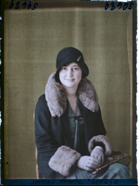 Image représentant https://musee-albert-kahn.s-museum.fr/home/NWQ2OTAwYzNmYjZlZTk1ZWQwODJmMjY4L2dlbmVyaWMtbm90aWNlLXRhYi9hdXRob3JpdHkvNjE3YTc5ZjVjZjhiODk2OGIzMzM3ZDIx/5d6900c3fb6ee95ed082f268/generic-notice-tab/authority/617a79ebcf8b8968b3336cac Madame Marie Failliot