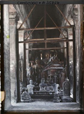 Image représentant Un amoncellement de statues au fond d'une galerie du préau cruciforme