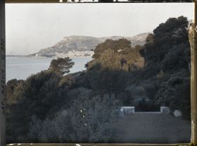 Image représentant Paysage se déroulant à l'ouest et au pied de la terrasse inférieure de la villa Kahn, ou villa Zamir