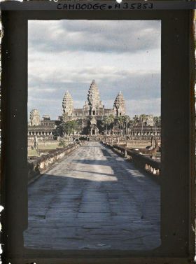 Image représentant Les trois niveaux du temple-montagne, couronnés de prasat (tours-sanctuaires), vus de l'entrée de la " grande chaussée " partant de l'enceinte extérieure