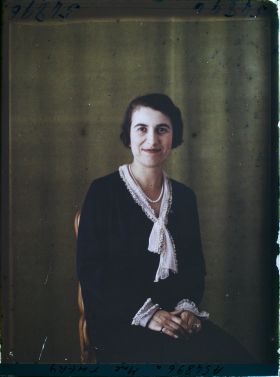 Image représentant https://musee-albert-kahn.s-museum.fr/home/NWQ2OTAwYzNmYjZlZTk1ZWQwODJmMjY4L2dlbmVyaWMtbm90aWNlLXRhYi9hdXRob3JpdHkvNjE3YTc5ZjVjZjhiODk2OGIzMzM3ZDIx/5d6900c3fb6ee95ed082f268/generic-notice-tab/authority/617a79ebcf8b8968b33378ad Madame Théry