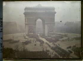 Image représentant La foule à l'Arc de Triomphe à l'occasion du Cinquantenaire de la IIIe République