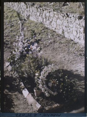 Image représentant France, Aspect d'une tombe isolée