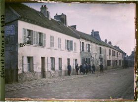 Image représentant France, Villeparisis, Groupe de maisons : l'enseigne au fer à cheval ; l'importance des Cheminées