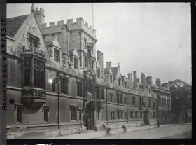 Image représentant Façade d'une université ?