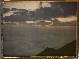 Image représentant France, Le Coucher de Soleil sur la mer de nuages