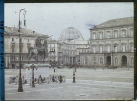 Image représentant La Piazza San Fernando (Palais Royal) au fond, la Galerie Umberto