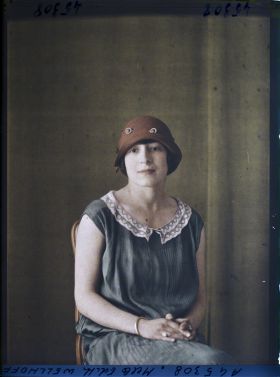 Image représentant Mademoiselle  https://musee-albert-kahn.s-museum.fr/home/NWQ2OTAwYzNmYjZlZTk1ZWQwODJmMjY4L2dlbmVyaWMtbm90aWNlLXRhYi9hdXRob3JpdHkvNjE3YTc5ZjVjZjhiODk2OGIzMzM3ZDIx/5d6900c3fb6ee95ed082f268/generic-notice-tab/authority/617a79ebcf8b8968b3337a83 Edith Wellhoff