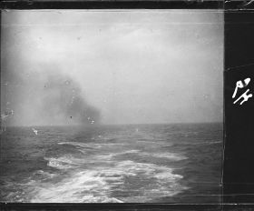 Image représentant Fumée et sillage du navire sur la mer agitée