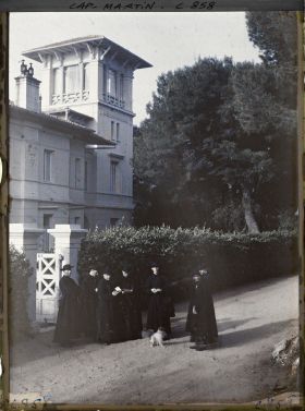 Image représentant Des ecclesiastiques invités par Albert Kahn, devant la villa Dunure
