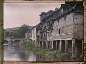 Image représentant France, Montignac, Les maisons sur pilotis