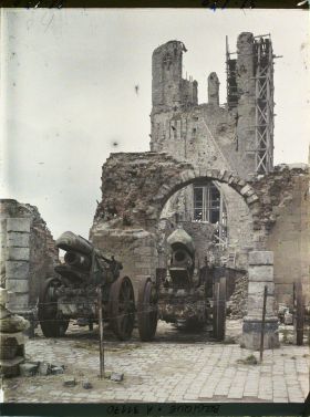 Image représentant Belgique, Ypres, Le Beffroi des Halles et Ruines de Nieuwerke