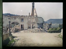 Image représentant Le village d'Etival, et dans le lointain la tour de l'abbaye et les plateaux des Vosges