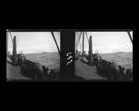 Image représentant Les passagers massés sur le pont arrière observent le vapeur Korea