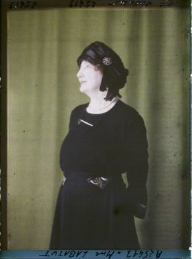 Image représentant https://musee-albert-kahn.s-museum.fr/home/NWQ2OTAwYzNmYjZlZTk1ZWQwODJmMjY4L2dlbmVyaWMtbm90aWNlLXRhYi9hdXRob3JpdHkvNjE3YTc5ZjVjZjhiODk2OGIzMzM3ZDIx/5d6900c3fb6ee95ed082f268/generic-notice-tab/authority/617a79ebcf8b8968b3337093 Madame Labatut