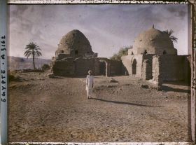 Image représentant Enfant devant les mausolés de deux Cheikh