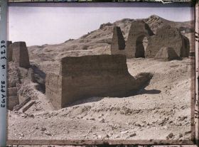 Image représentant Ruines de tombeaux près de ceux de Deihr el Bahri