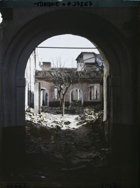 Image représentant Turquie, Smyrne, Ruines de la Maison de la Providence (Quartier Arménien et Grec)