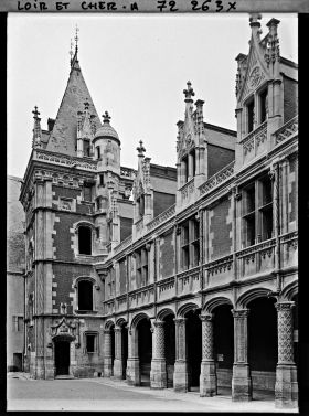 Image représentant L'aile Louis XII du château, avec la chapelle Saint-Calais