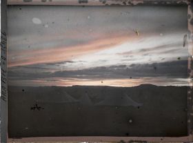 Image représentant Les tentes d'un camp au crépuscule