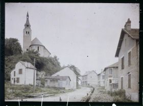 Image représentant L'église vue depuis la rue du château