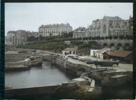 Image représentant France, Biarritz, Eglise Ste Eugénie et Port des Pêcheurs