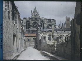 Image représentant France, Reims, La Cathédrale vue de la rue de l'Ecole de Médecine