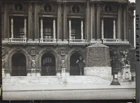 Image représentant Statue de La Danse protégée contre les bombardements, façade de l'Opéra Garnier