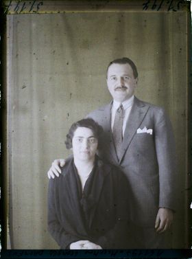 Image représentant Monsieur  https://musee-albert-kahn.s-museum.fr/home/NWQ2OTAwYzNmYjZlZTk1ZWQwODJmMjY4L2dlbmVyaWMtbm90aWNlLXRhYi9hdXRob3JpdHkvNjE3YTc5ZjVjZjhiODk2OGIzMzM3ZDIx/5d6900c3fb6ee95ed082f268/generic-notice-tab/authority/617a79ebcf8b8968b3336bdb Georges Dreyfus et  https://musee-albert-kahn.s-museum.fr/home/NWQ2OTAwYzNmYjZlZTk1ZWQwODJmMjY4L2dlbmVyaWMtbm90aWNlLXRhYi9hdXRob3JpdHkvNjE3YTc5ZjVjZjhiODk2OGIzMzM3ZDIx/5d6900c3fb6ee95ed082f268/generic-notice-tab/authority/617a79ebcf8b8968b3336bdc son épouse