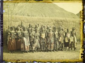 Image représentant Groupe de féticheuses de R'lan (?)