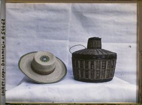 Image représentant Exposition d'art africain, panier et chapeau de paille