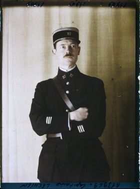 Image représentant Le  https://musee-albert-kahn.s-museum.fr/home/NWQ2OTAwYzNmYjZlZTk1ZWQwODJmMjY4L2dlbmVyaWMtbm90aWNlLXRhYi9hdXRob3JpdHkvNjE3YTc5ZjVjZjhiODk2OGIzMzM3ZDIx/5d6900c3fb6ee95ed082f268/generic-notice-tab/authority/617a79ebcf8b8968b3337158 capitaine Lechien